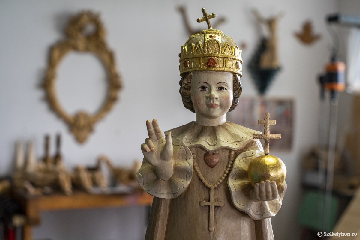 Gyermek Jézus a pápának – ezer árva gyerektől kapja ajándékba a szentatya Csíksomlyón a faragott szobrot