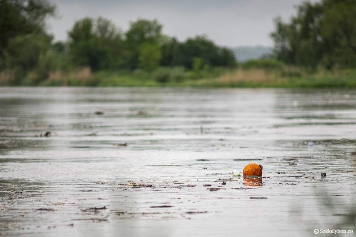 Szemétgyűjtő gátakat szerelnek fel több folyón a román–magyar határ mentén