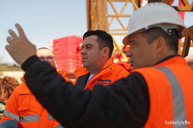 „Mélységesen elégedetlen” az Aranyosgyéres és Maroskece közötti autópálya-szakasz munkálataival a szállításügyi miniszter