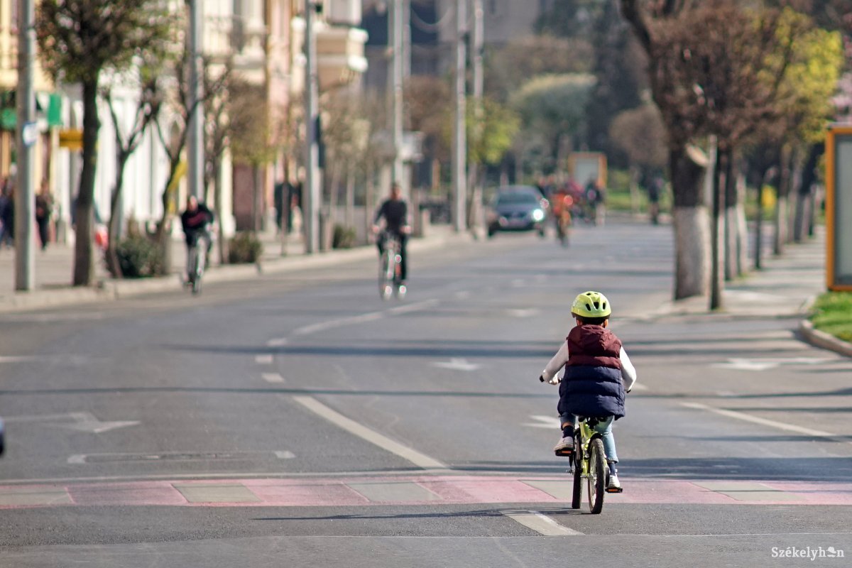 Biciklivel a közutakon – kinek, mikortól és milyen szabályok betartásával szabad?