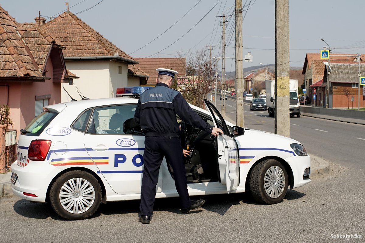 Csúszópénz elfogadásáért hat év börtönre ítéltek két bukaresti közlekedési rendőrt