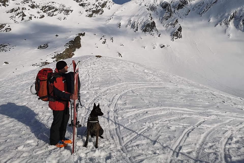 Négyes fokozatú lavinaveszélyre figyelmeztetnek a Kelemen-havasokban a hegyimentők