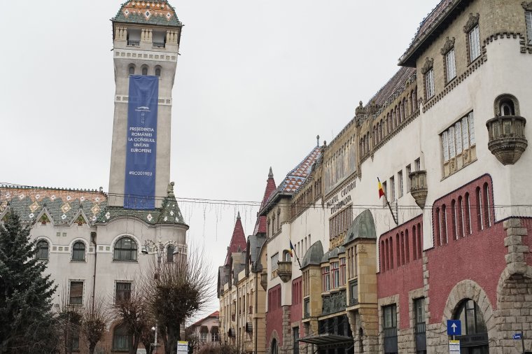 Hirdetőoszlopként használt városházi torony: reklámfelirat ékteleníti a Marosvásárhely jelképének számító építészeti kincset