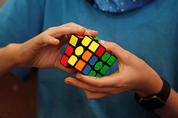 A lehetőségek variációja – emberileg és szakmailag is fejlődnek a brassói Rubik-kocka kirakó bajnokságon részt vevő diákok