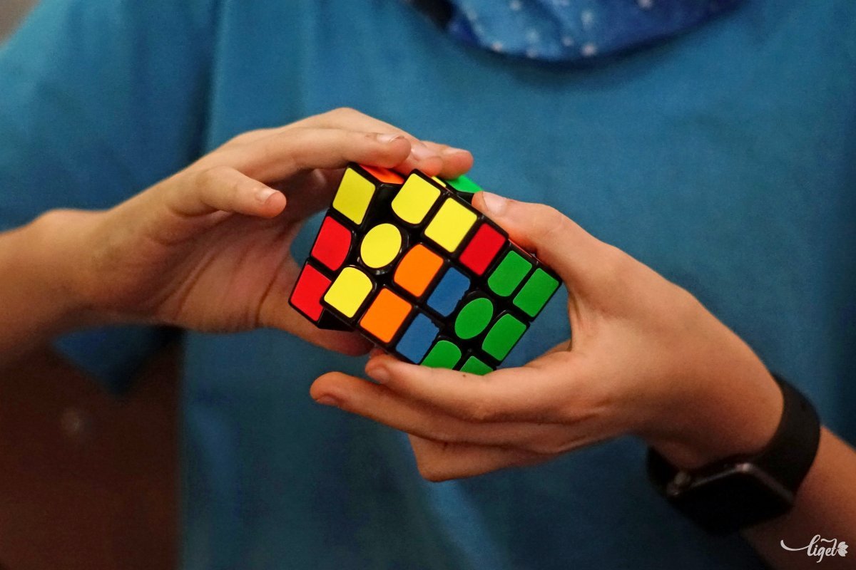 A lehetőségek variációja – emberileg és szakmailag is fejlődnek a brassói Rubik-kocka kirakó bajnokságon részt vevő diákok