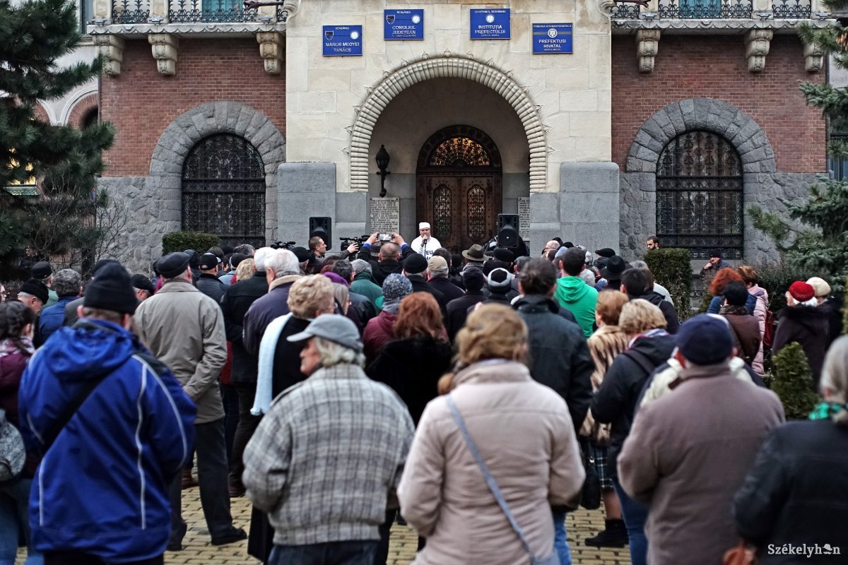 Több százan tüntettek a magyar karért a Maros Megyei Prefektúra épülete előtt