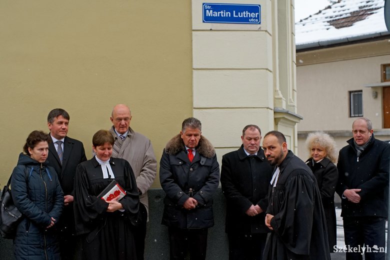 Luther-utcanévtáblát avattak a marosvásárhelyi evangélikus templom falán