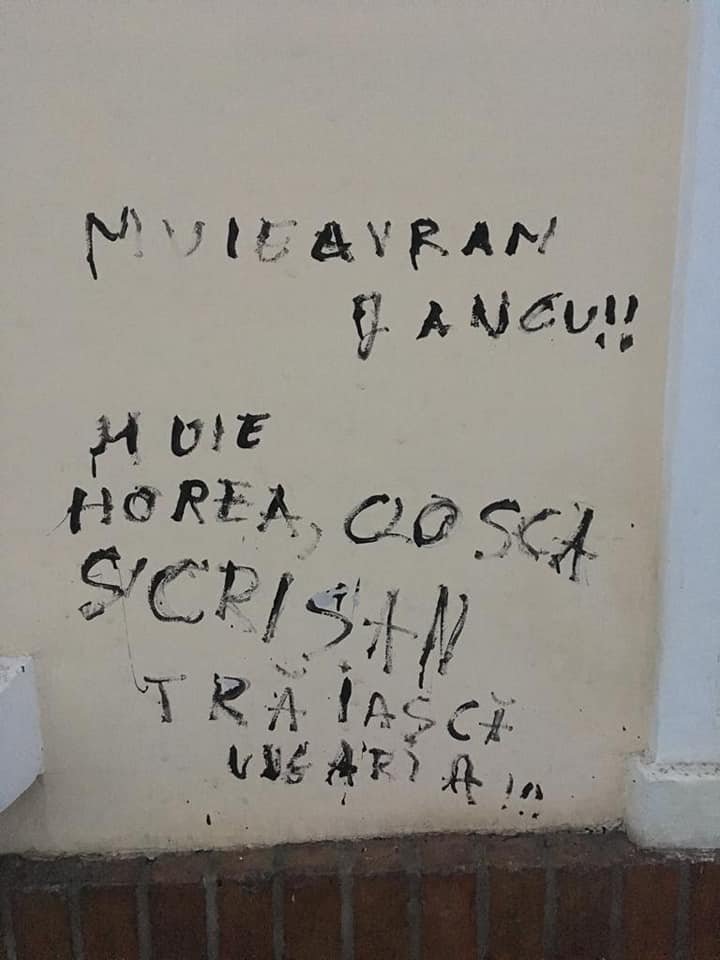 Huszonéves férfit gyanúsít a rendőrség a románellenes feliratok felfestésével Marosvásárhelyen