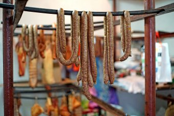 Sózás, pácolás, füstölés: tudnivalók a hús tartósításáról disznóvágás után