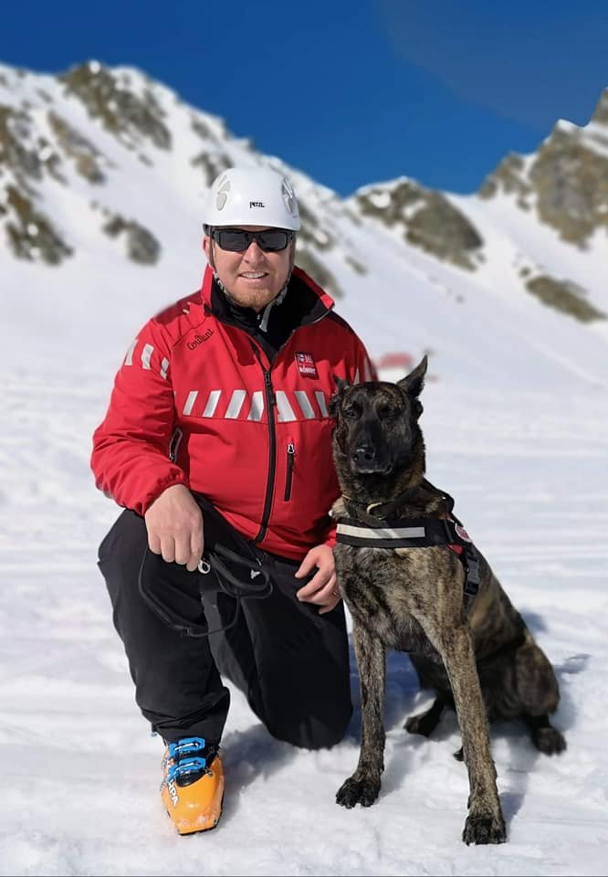 Tíz perc alatt kiszabadít a hó fogságából Székelyföld egyetlen lavinamentő kutyája