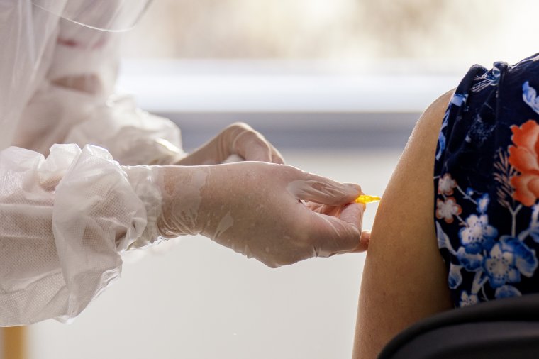 Szakértő: a Pfizer vakcinája a második oltástól számítva egy hét után fejti ki hatását