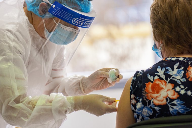 Reményt ad a normalitásra: mindenkinek ajánlják az immunizálást a már beoltott egészségügyi dolgozók