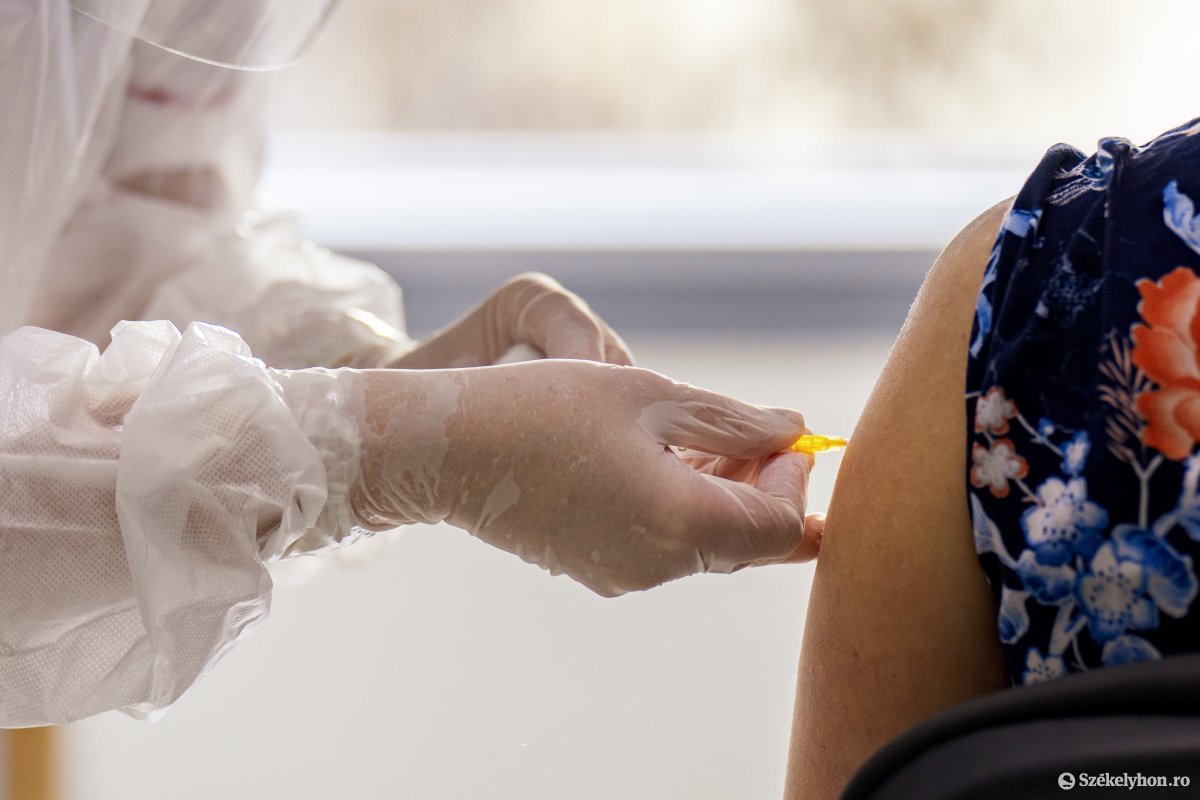 Szakértő: a Pfizer vakcinája a második oltástól számítva egy hét után fejti ki hatását