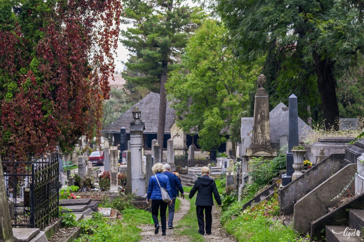 Látogathatók a temetők, a járványügyi előírások betartásával
