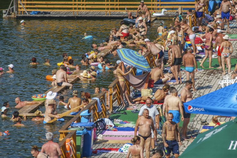Egyelőre nem kötelezik a maszkviselést a Medve-tó területén és az Apollo-strandon