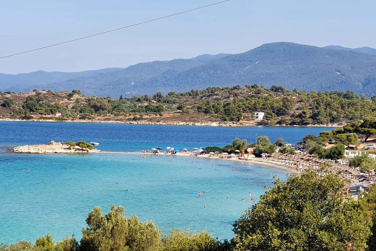 Nem zavar a pincér a görög tengerparton