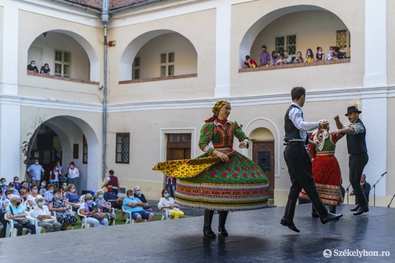 Petőfi előtt tiszteleg a Maros Művészegyüttes