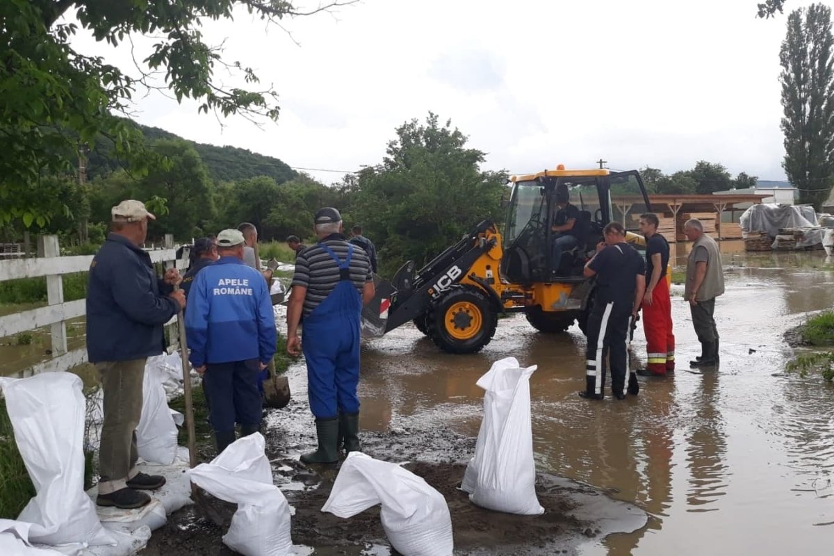 Homokzsákokkal védik a gazdaságokat az árvíz ellen Nyárádszeredában