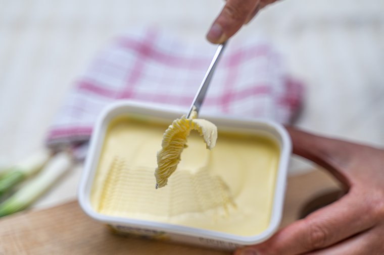 A margarin, a tejföl, az élesztő és a fokhagyma is felkerül a korlátozott árú alapélelmiszerek listájára