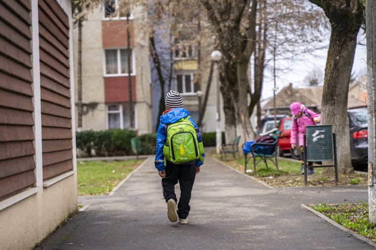 Felmérés: a romániai szülők többsége rossz döntésnek tartja az iskolák bezárását