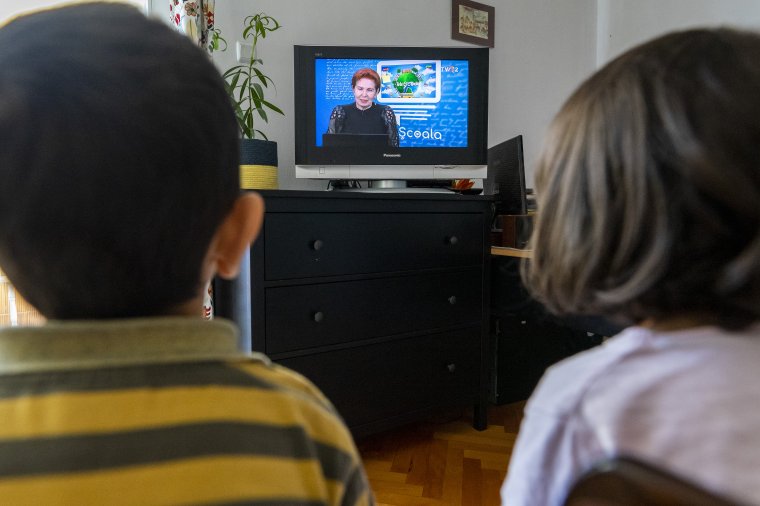 Magyar nyelvű televíziós oktatási adást is kérnek a szülők