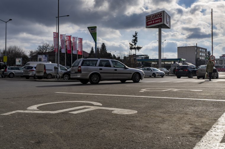 Fellépnek a fogyasztóvédők a mozgássérülteknek fenntartott parkolókban jogtalanul állomásozók ellen