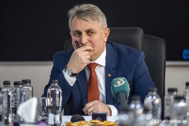 Román belügyminiszter: eddig 26 koronavírusos beteget szállítottak Magyarországra, egyikük meghalt