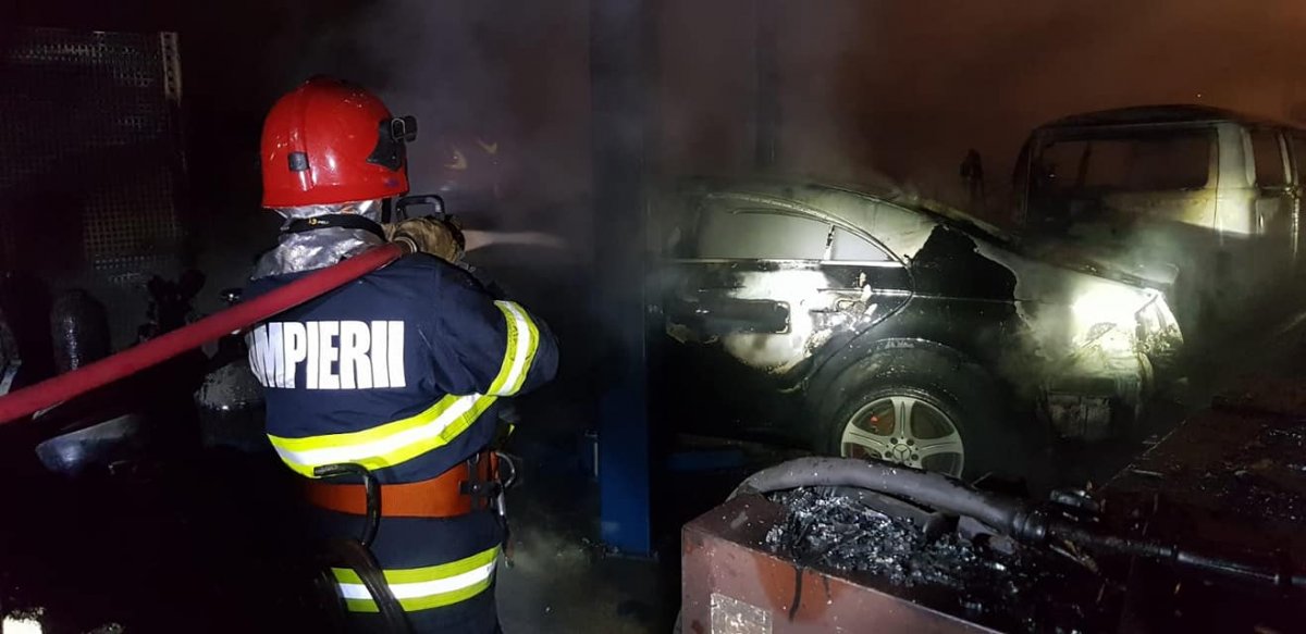 Kigyulladt egy autószerelő műhely, hét gépjármű égett le a tűz következtében