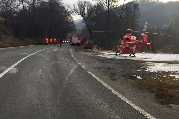 Súlyosan megsérült két kiskorú egy közúti balesetben, mentőhelikopterre is szükség volt