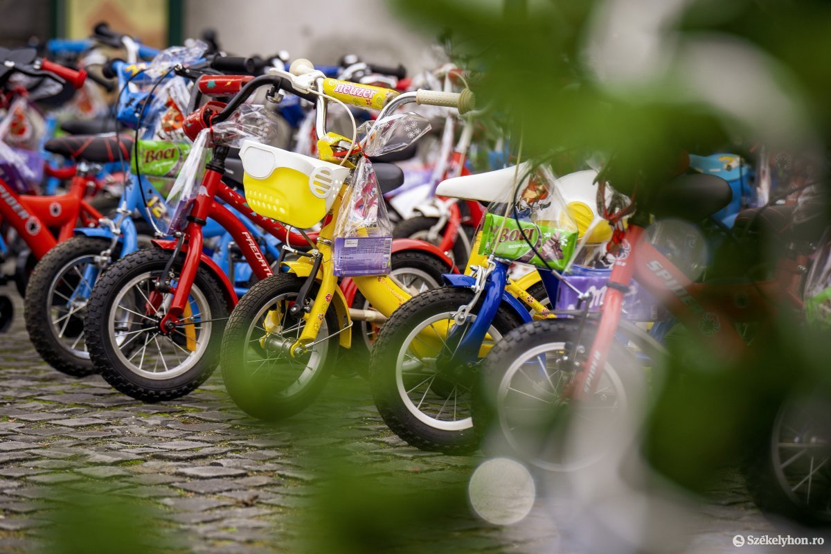 A húszéves cég száz biciklit adományozott