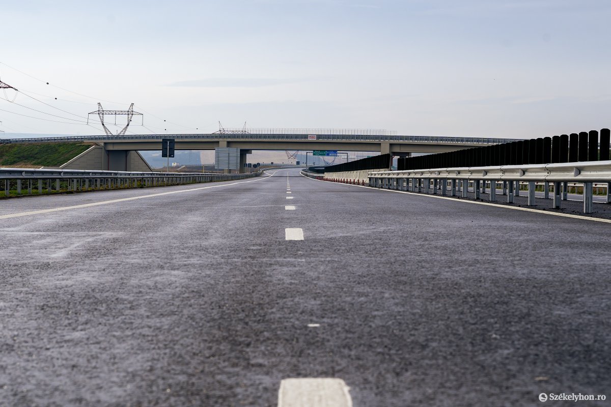 Megnyitották a Déli-Kárpátokon átvezető autópálya első szakaszát