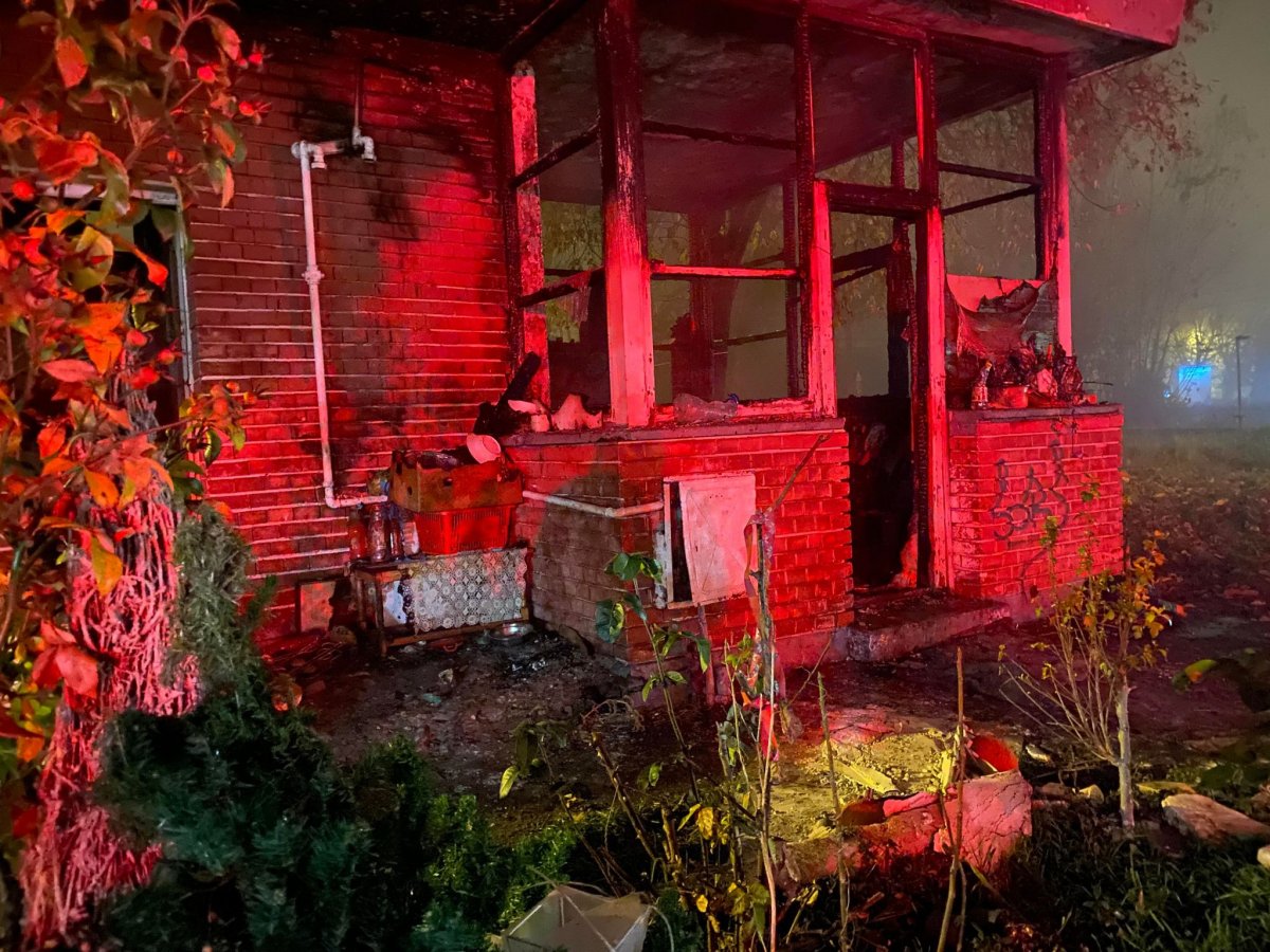 Leégett a vasút melletti épület, a tűzoltók egy elszenesedett holttestet is találtak a helyszínen