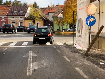 „Naiv festmények” a marosvásárhelyi utakon – A gépjárművezető oktatók szerint sok esetben értelmezhetetlenek a közúti jelzések
