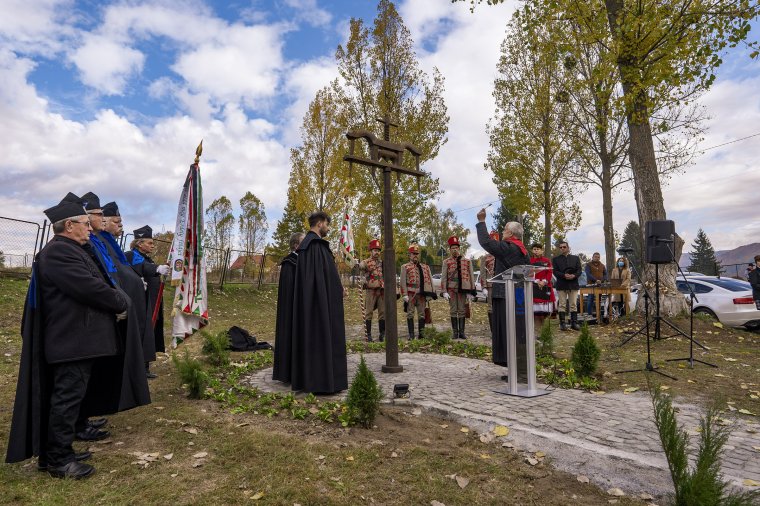 Emlékműavatással emlékeztek az 56-os szabadságharcra Szovátán