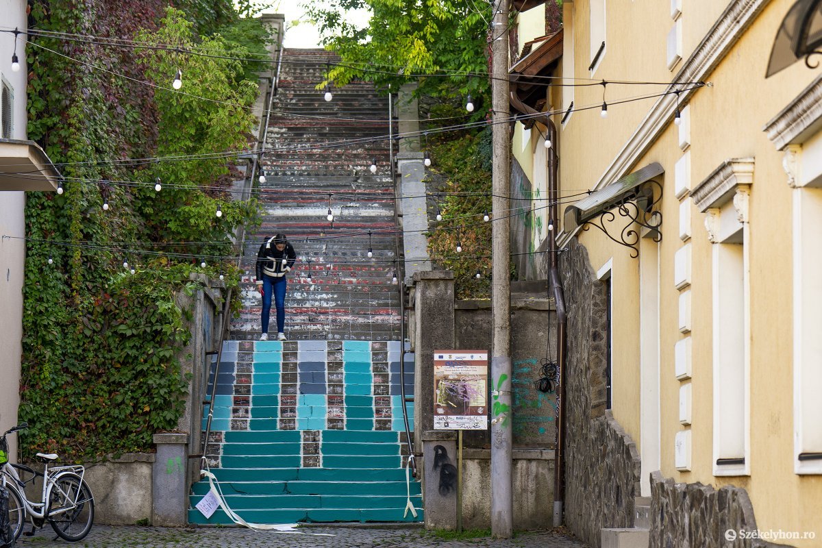 Szürke és barátságtalan lett a köztéri lépcső, most újrafestik