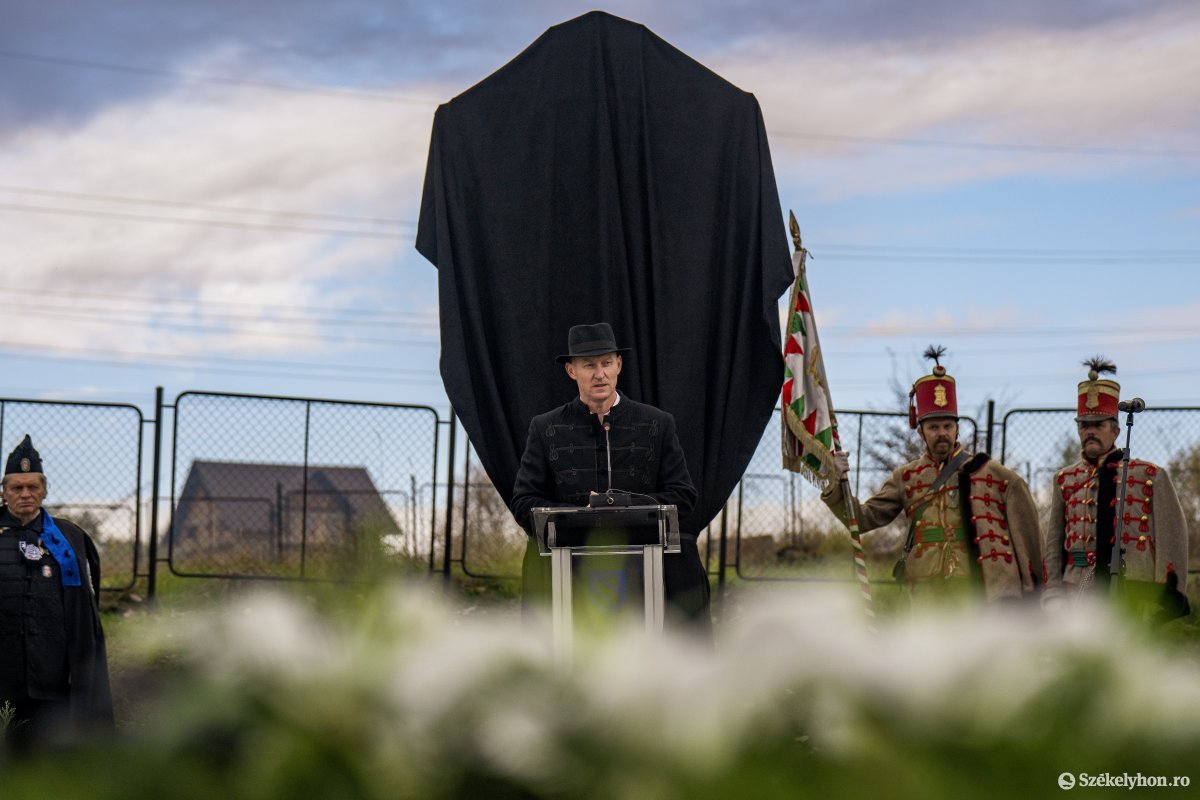 Emlékműavatással emlékeztek az 56-os szabadságharcra Szovátán