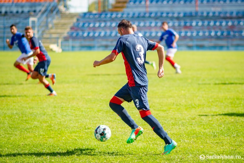 Győzelemmel kezdtek az esélyesek a Maros megyei focibajnokságban