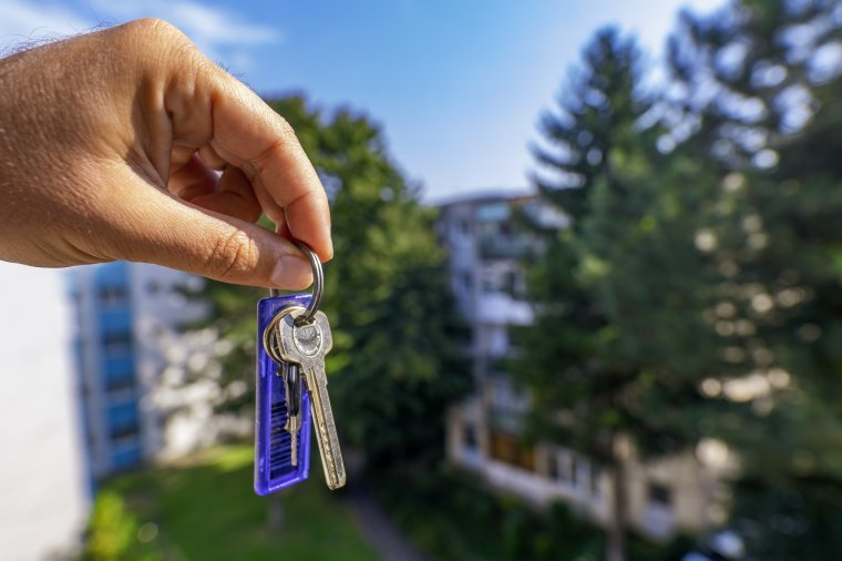 Lassul az ingatlanpiac: előző hónaphoz képest nőtt, de 2021 júliusához képest visszaesett az eladott lakások száma