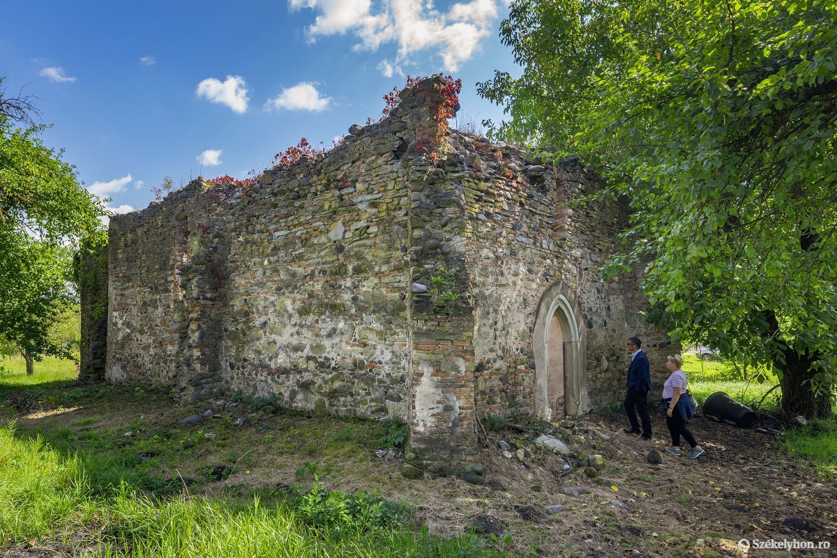 Árpád-kori templom a lombok alatt: életerős a marosfelfalui református közösség