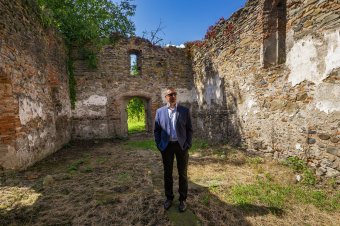 Árpád-kori templom a lombok alatt: életerős a marosfelfalui református közösség