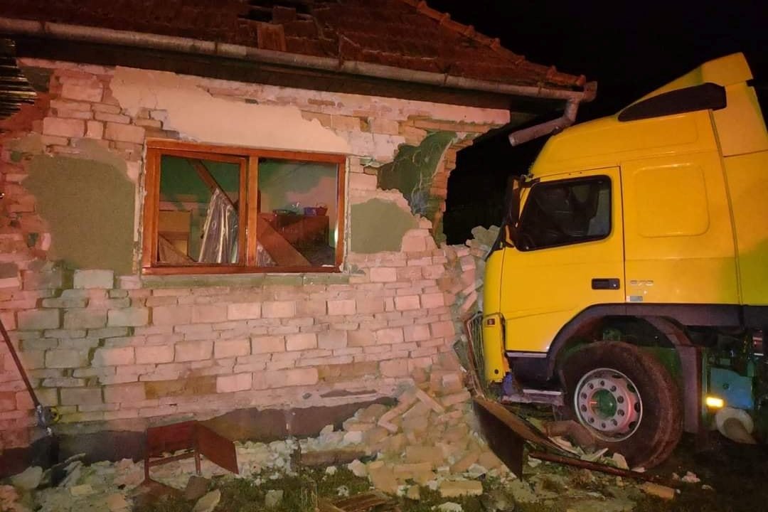 Háznak ütközött egy teherautó