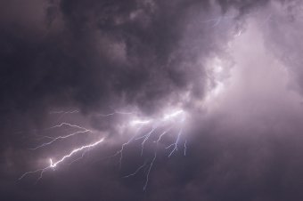 Viharokra, kiadós esőkre figyelmeztetnek a meteorológusok