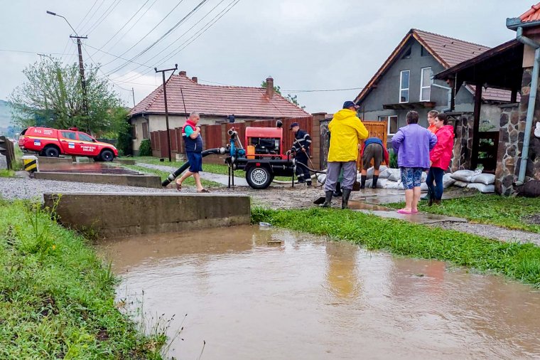 Tizenkét megye csaknem harminc településén voltak áradások; egy férfi életét vesztette