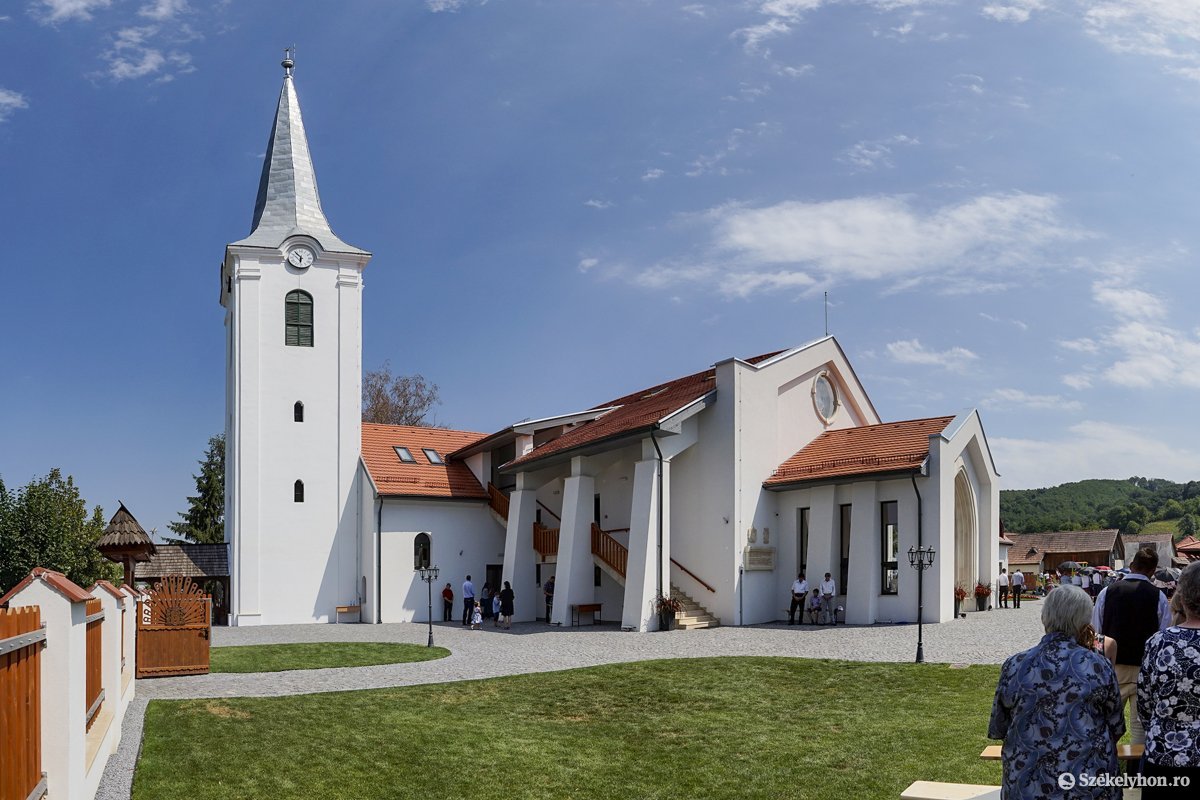 Rangos vendégek jelenlétében szentelték fel Mezőpanit új református templomát