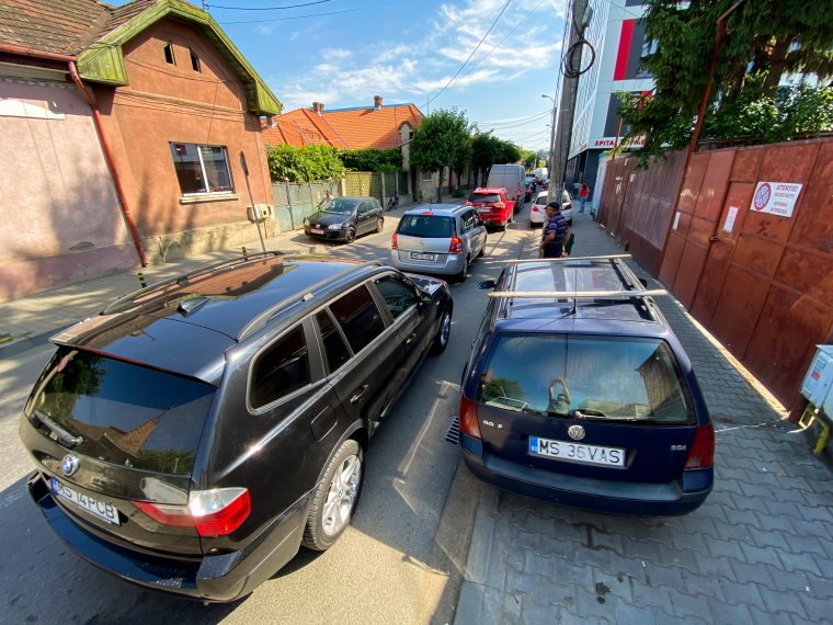 Parkolási gondok „betegítik” a vásárhelyieket: mindennapos bonyodalmat okoz a magánklinikák körüli zsúfoltság