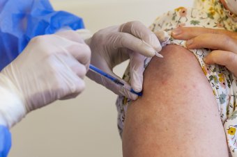 Az Európai Gyógyszerügynökség második emlékeztető oltást ajánlj a hatvan év felettieknek az mRNS-vakcinákból