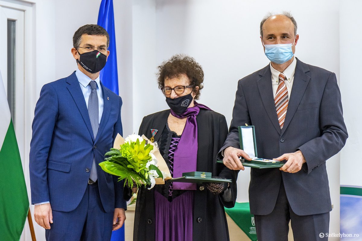 Magyar állami kitüntetést vett át Kelemen András egyetemi tanár és Buksa Éva Mária pedagógus, író