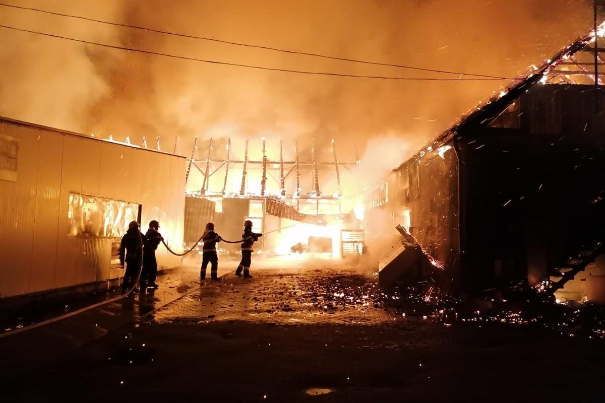 Órákig küzdöttek a lángokkal a tűzoltók, miután kigyúlt egy bútorgyár raktára