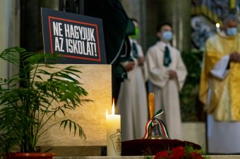 „Túl nagy a csend” – Élőlánccal tiltakoznak a marosvásárhelyi katolikus gimnázium jogi felszámolása ellen
