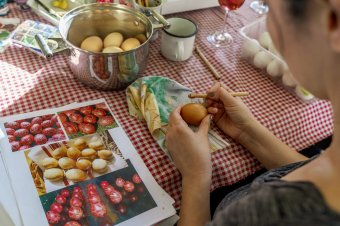 Húsvéti előkészületek online és kalákában: az ünnephez kapcsolódó népszokásokat és a tojásíró hagyományokat is ismertetik